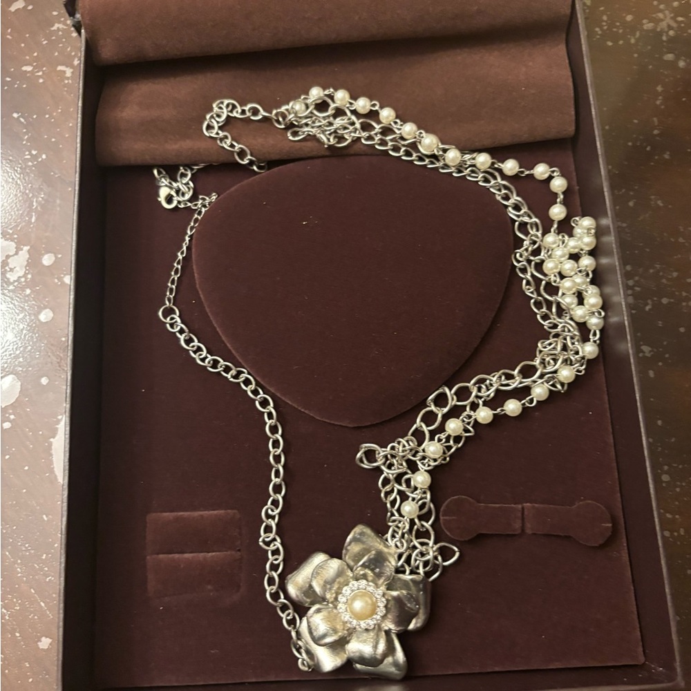 Elegant Silver Flower Pearl Necklace